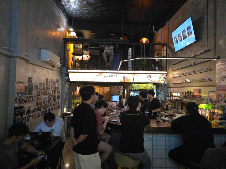 ลูกค้าเต็มร้านรอบบาร์